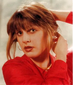 Elegantissima, con un sorriso speciale e i capelli sciolti.